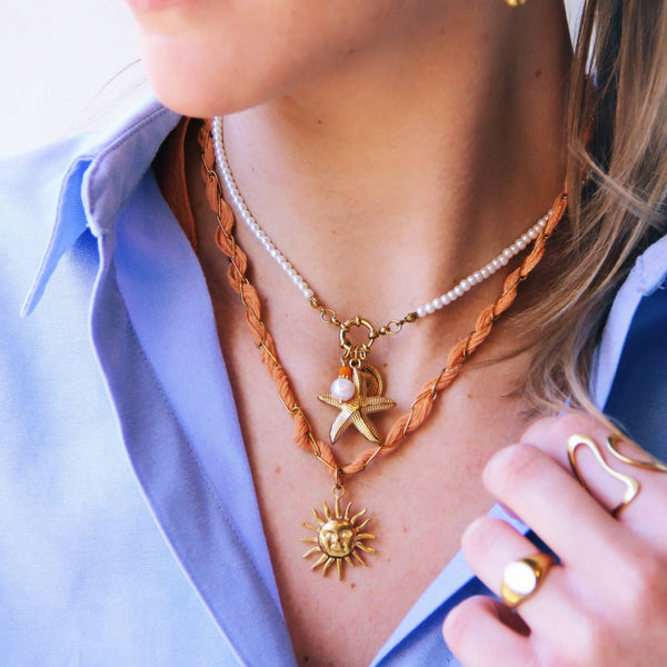 Collana | Perle con sole e grappolo di gemme